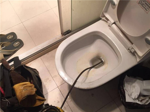 濟(jì)寧馬桶堵了疏通服務(wù)電話_不通不收費(fèi)